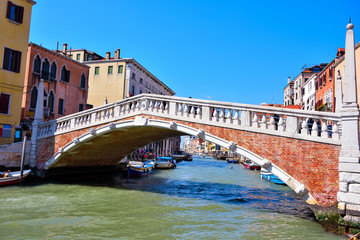 Tradycyjne domy wzdłuż kanału Wenecja Włochy