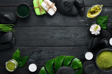 Spa Wellness Relax concept. Czarne kamienie i akcesoria do masażu i SPA. Widok z góry. Wolne miejsce na Twój tekst.