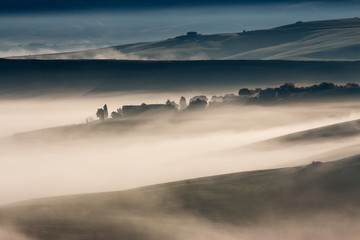 świt z mgłą w regionie Val d'orcia w Toskanii