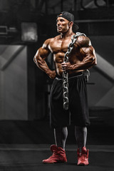 Ćwiczenie budowniczego ciała z ciężarkami na siłowni