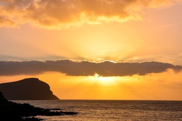 Słońce zachodzące w morzu
