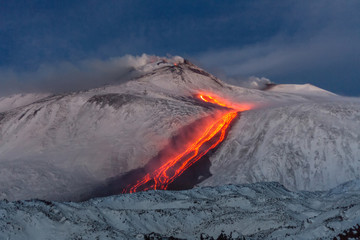 Wulkan Etna - strumienie lawy i eksplozje strombolii z południowego krateru - krajobraz śniegu