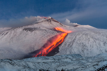 Wulkan Etna - strumienie lawy i eksplozje strombolii z południowego krateru - krajobraz śniegu