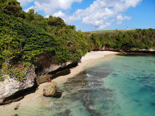 Widok na niesamowitą scenerię przyrody z skały urwiska na piaszczystej linii brzegowej. Piękna woda morska z fala dla surfować w sezonie letnim w Bali. Piękno krajobrazu Oceanu Indyjskiego, miejsce wypoczynku