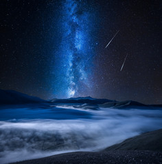 Mgłowa dolina i milky sposób w Umbria, Włochy