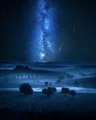 Droga Mleczna i spadające gwiazdy nad doliną we Włoszech