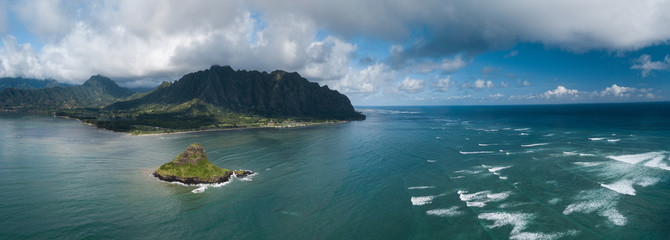 Aerial panorama wyspy Mokolii (Chinaman's Hat) otoczony falami oceanu Torquise i górami wschodniego wybrzeża Oahu, Hawaje.