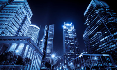 Urban Nightscape Architecture Ulica i rozmyte światła samochodowe.