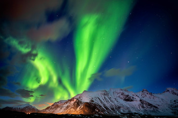 Północne światła na rozgwieżdżonym niebie