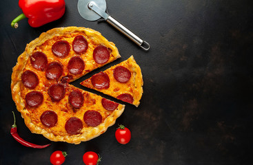 Smakowita pepperoni pizza pomidory i składniki na betonowym tle. Odgórny widok gorąca pepperoni pizza., Kopii przestrzeń dla twój teksta