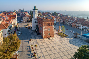 Stare Miasto w Sandomierzu, Polska. Widok z lotu ptaka w świetle wschodu słońca. Gotycki ratusz z wieżą zegarową i renesansową attyką oraz posąg św. Marii na rynku (Rynek). Jedno z najstarszych miast w Polsce.