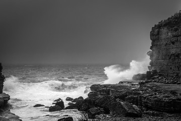 Ciemne i burzliwe niebo nad i wiatr biczowany na skałach na dnie urwiska to niesamowity widok.