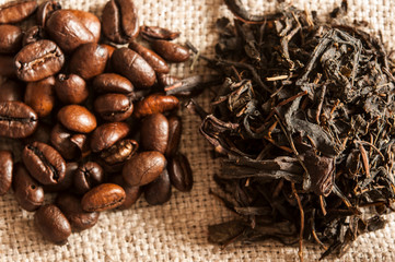 Różne napoje zawierają składniki, takie jak ziarna kawy i herbata