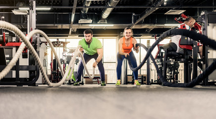 Mężczyzna i kobieta, ćwicząc w siłowni