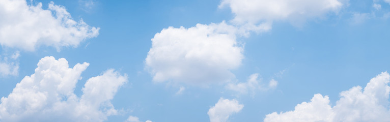 tło błękitnego nieba z białymi chmurami w ciągu dnia. panorama.