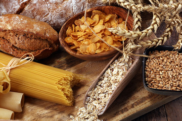 produkty pełnoziarniste ze złożonymi węglowodanami na stole