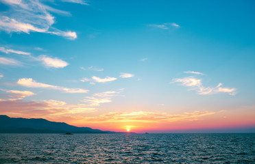 piękny zachód słońca nad morzem na tle gór