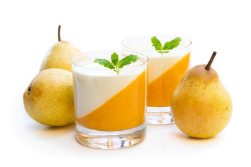 Panna cotta z galaretką gruszkową w przezroczystym szkle na białym tle