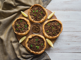 Beef Mince Sfiha - arabskie otwarte placki mięsne.