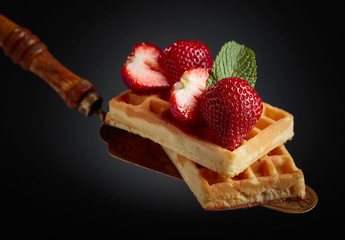 Belgijskie gofry z truskawkami i miętą.