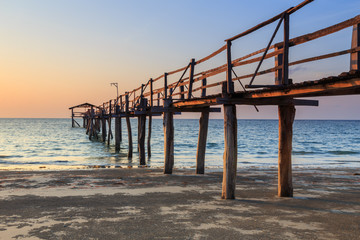 Abstrakt Długi drewniany molo molo ujawnienie podczas pięknego zmierzchu