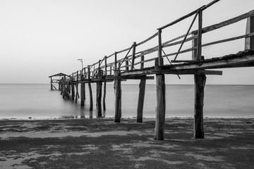 Abstrakt Długi drewniany molo molo ujawnienie podczas pięknego zmierzchu