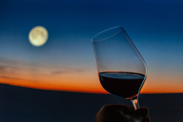 Degustacja wina przed romantyczną scenerią wieczorną