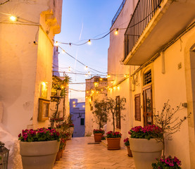 Romantyczna aleja we Włoszech o zmierzchu