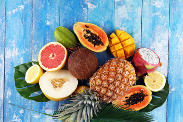 Świeże tropikalne owoce na plaży z urlopem palmowym. Różne owoce tropikalne, pomarańcza, Ananas lub ananas i mango