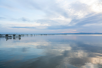 zachód słońca nad jeziorem
