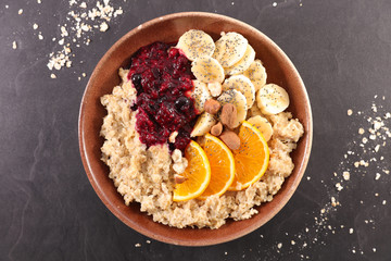 mączka owsiana, owsianka z owocami