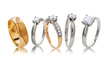 Różnorodni ślubni złociści pierścionki z diamentami odizolowywającymi na białym tle
