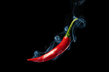 Palenie chili na czarnym tle. Zdjęcie zostało zrobione w Studio