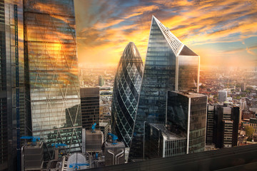 City of London, UK. Widok na panoramę słynnej dzielnicy banków finansowych w Londynie w złotej godziny zachodu słońca. Widok obejmuje drapacze chmur, budynki biurowe i piękne niebo.