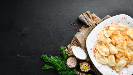 Pierogi z ziemniakami i boczkiem. Tradycyjna kuchnia ukraińska. Widok z góry. Wolne miejsce na Twój tekst. Styl rustykalny.