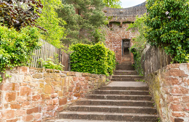 Kamienne schody na zamkowy dziedziniec. Sredniowieczna zabudowa. Historyczne miejsca w Niemczech.