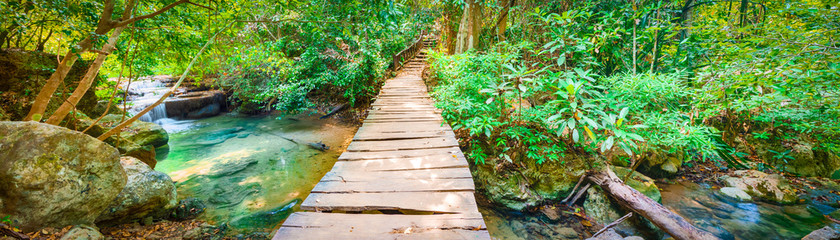 Piękna siklawa przy Erawan parkiem narodowym, Tajlandia. Panorama