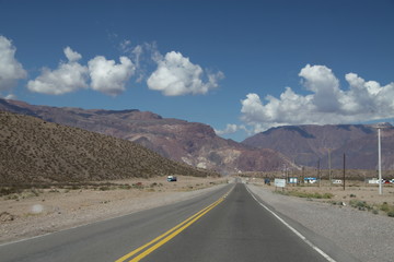 prosta droga asfaltowa i góry andy daleko w tle w soneczny dzień