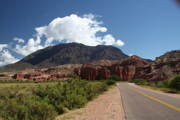 asfaltowa droga i góry andy w tle w północno-zachodniejargentynie