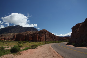 asfaltowa droga i góry andy w tle w północno-zachodniejargentynie