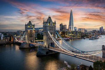 Iluminujący wierza most nad Rzecznym Thames w Londyn przy zmierzchem, UK