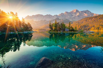 Imponujący letni wschód słońca nad jeziorem Eibsee z pasmem górskim Zugspitze. Pogodna plenerowa scena w Niemieckich Alps, Bavaria, Niemcy, Europa. Piękno natury pojęcia tło.