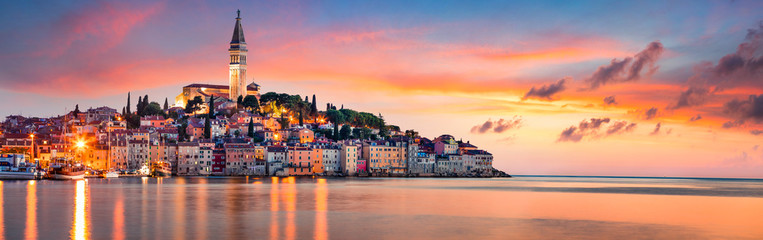 Fantastyczny wiosenny zachód słońca miasta Rovinj, chorwacki port rybacki na zachodnim wybrzeżu półwyspu Istria. Kolorowy wieczór seascape Morza Adriatyckiego. Koncepcja tło podróży.