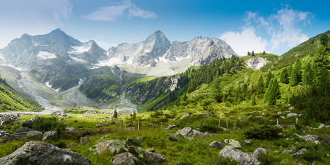 Panoramiczny obraz górskiego krajobrazu w austriackich Alpach
