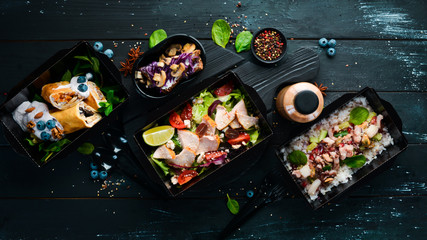 Wygodne jedzenie na jeden dzień. dostawa dań do restauracji. Widok z góry.