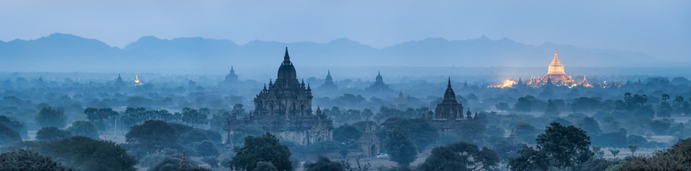 Bagan panorama przy nocą z złotą Shwezigon pagodą, Myanmar