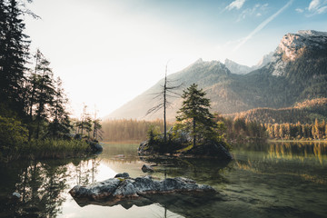 Hintersee w Bawarii o wschodzie słońca