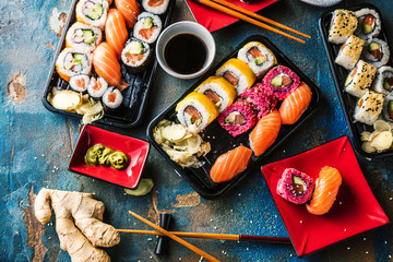 Zestaw sushi z sashimi i rolkami sushi podawany na kamiennym łupku