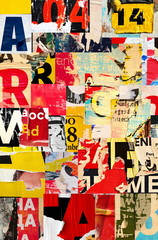 Kolaż wielu cyfr i liter zgranych podartych reklam ulicznych plakatów grunge pognieciony zmięty papier tekstura tło afisz powierzchnia tła