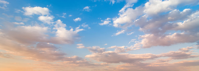Piękne niebo zachód słońca. Natura na tle nieba.